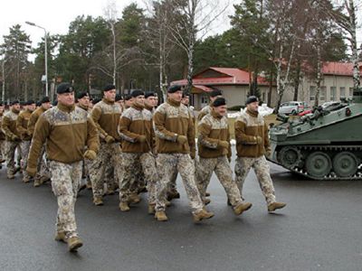 Латвия в течение пяти лет разместит в приграничном с Россией регионе военную базу - Литва и страны Балтии