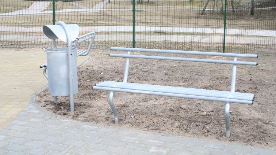 Горячая линия TTS: Зачем на детской площадке «антивандальные» скамейки? - В Висагинасе