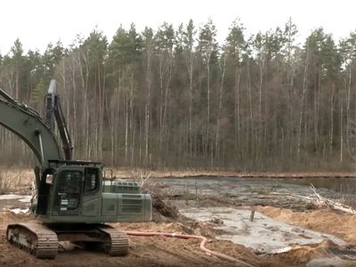 Операция по извлечению  бронетранспортера M88 Hercules из болота в Пабраде завершенна (дополнено) - Литва и страны Балтии