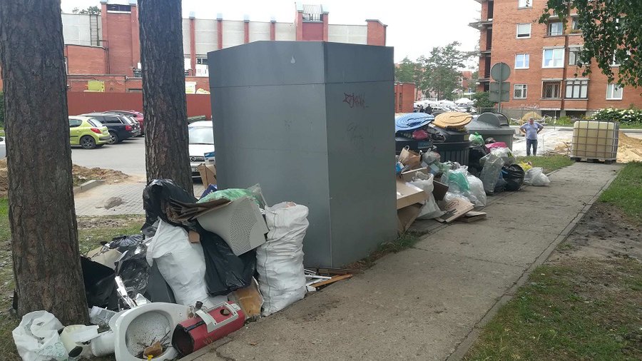 Что происходит? Из-за переполненных контейнеров люди несут мусор обратно домой - В Висагинасе