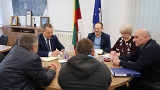 Подрядчик сожалеет о задержке работ по строительству горки, ссылаясь на погоду