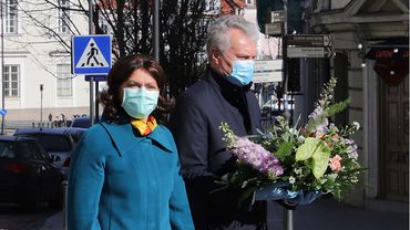 Г. Науседа возложил цветы к памятнику Й. Басанавичюсу: медики держатся прекрасно