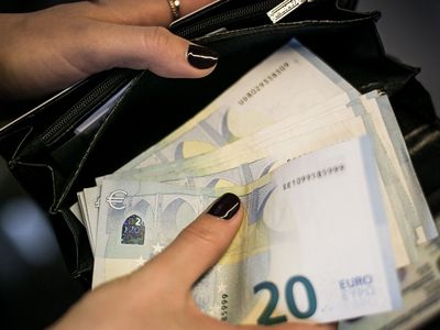 Как на людей с низкими зарплатами подействует повышение налога на 50 евро - Литва и страны Балтии