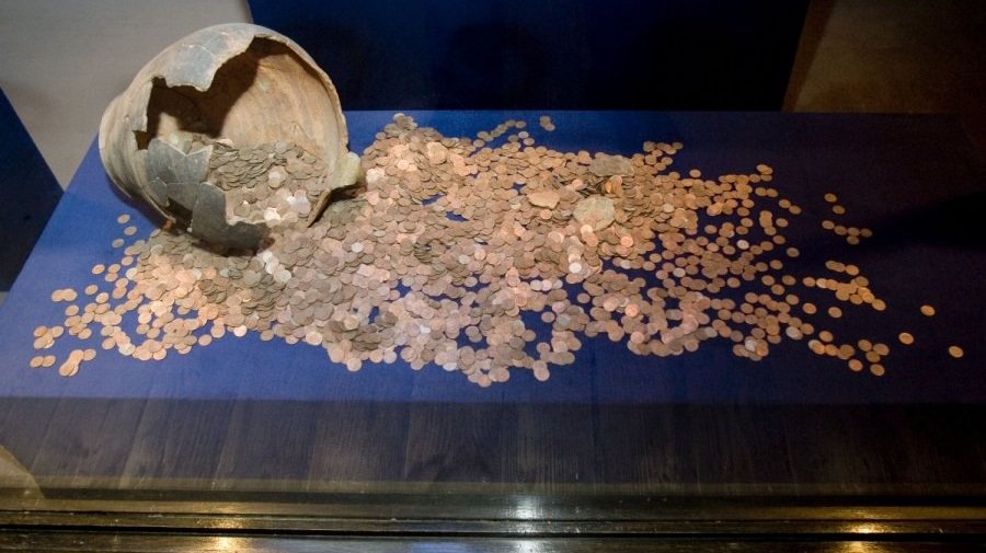 При реконструкции Лайсвес аллеи рабочие обнаружили клад - Литва и страны Балтии