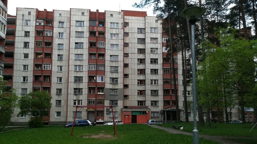 Жители продолжают утеплять дома: ремонтировать стыки и менять двери подъездов - В Висагинасе