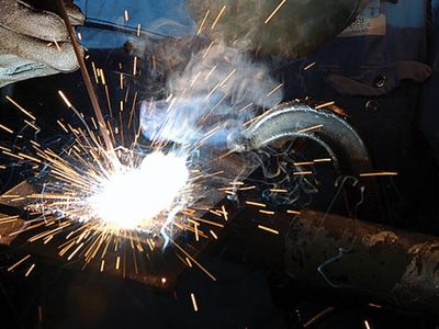  Мужчина во время сварки поранил детородный орган - Наука и здоровье