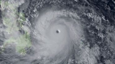 На Филиппины обрушился тайфун, обещающий стать самым мощным в истории метеонаблюдений