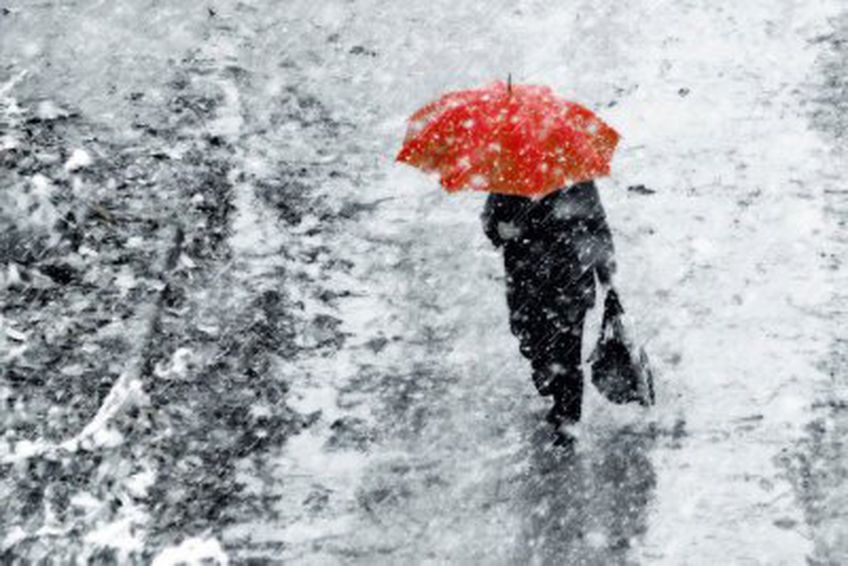 Lietuvoje sninga ir pusto, eismo sąlygos išlieka sudėtingos