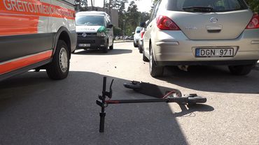 В Висагинасе автомобилист сбил двух молодых людей на электросамокатах (видео)