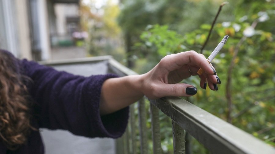 За три года в крупных городах Литвы десятки людей были оштрафованы за курение на балконах - Происшествия и криминал