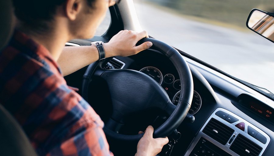 За телефон в руке штрафы получили 25 000 водителей - Происшествия и криминал