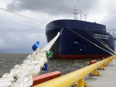 Российский танкер прорубил Северный морской путь за рекордные 6,5 дней - В Мире