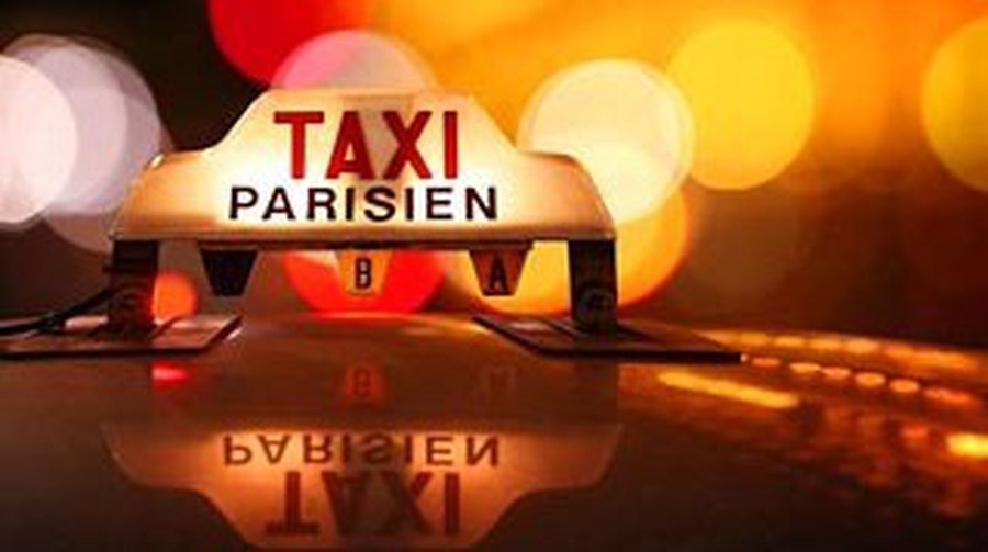 Парижские таксисты, поссорившись с полицией, заблокировали терминал аэропорта - В Мире