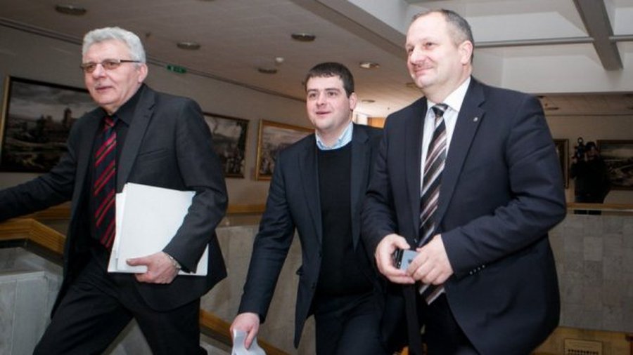 Увеличив свои зарплаты, депутаты не спешат повышать их госслужащим - Литва и страны Балтии