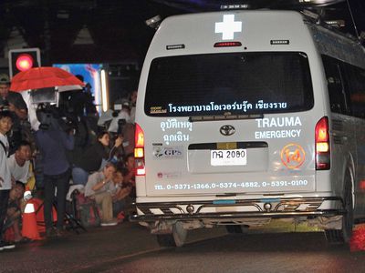 Naujausiais duomenimis, iš Tailando urvo išgelbėti keturi berniukai, likusiųjų gelbėjimo operacija bus pratęsta pirmadienį - Pasaulyje