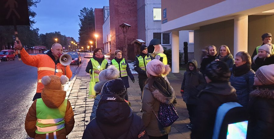 Шествие по вечернему Висагинасу: «Не будь тенью – будь видимым!» (видео) - В Висагинасе