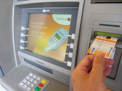 Часть жителей больше платит за обналичивание средств – какие тарифы действуют, и что планируют другие банки - Литва и страны Балтии