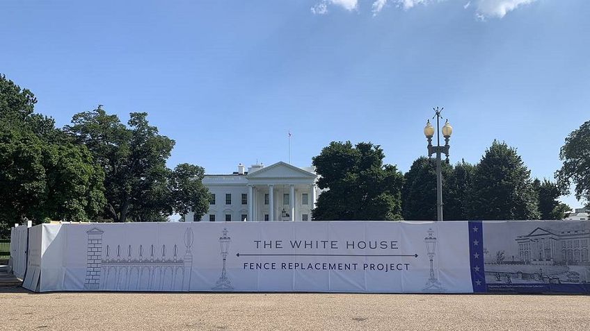 Трамп начал окружать Белый дом четырехметровой оградой