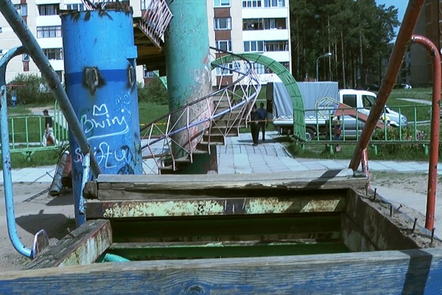 Демонтированы опасные для детей горки - В Висагинасе