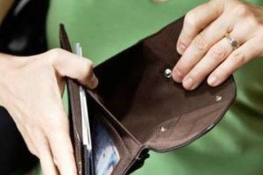 Люди попали в капкан растущих расходов и неувеличивающихся зарплат                                 - Литва и страны Балтии