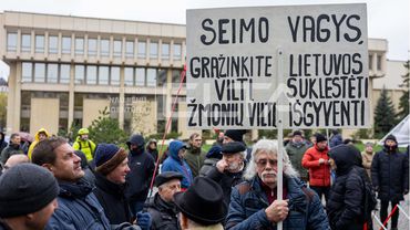 Митингующие у Сейма требуют не принимать поправки к налогу на недвижимость