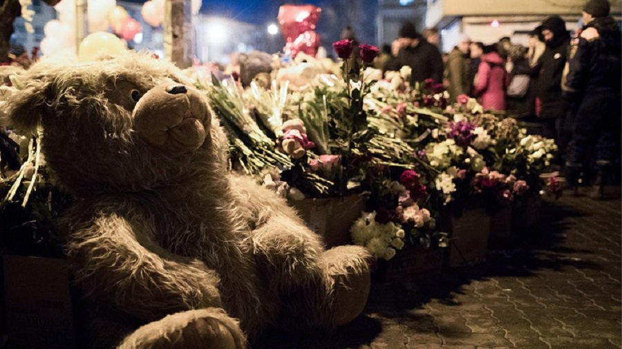 Жители Кемерова пришли в центр города в первый день траура по погибшим в пожаре - В Мире