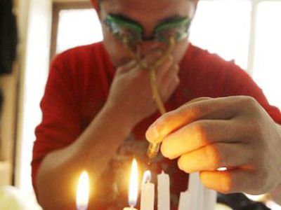 Житель Китая научился задувать свечи глазами - Хобби, отдых и развлечения