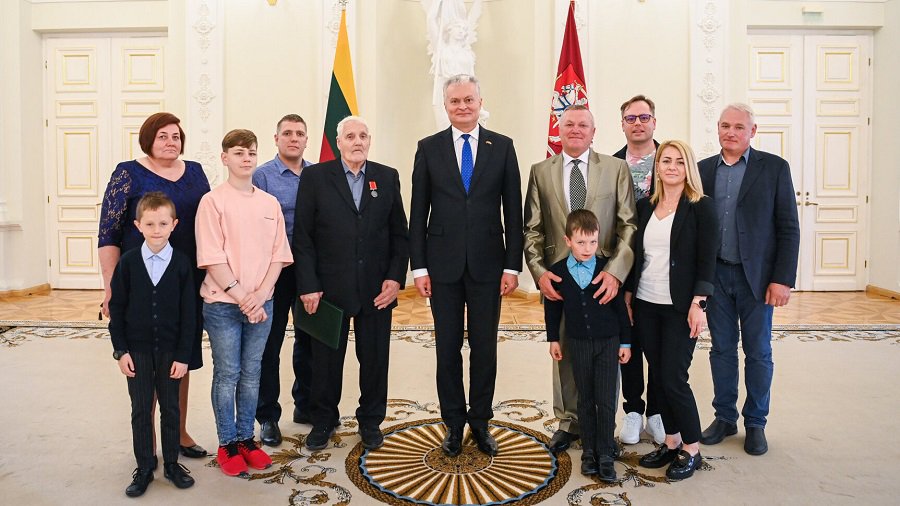 По случаю Дня отца президент вручил награды заслуженным отцам и опекунам - Литва и страны Балтии