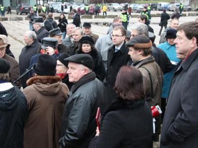 Пенсионеры на митинге в Вильнюсе требовали скорейшего восстановления сокращенных пенсий - Литва и страны Балтии
