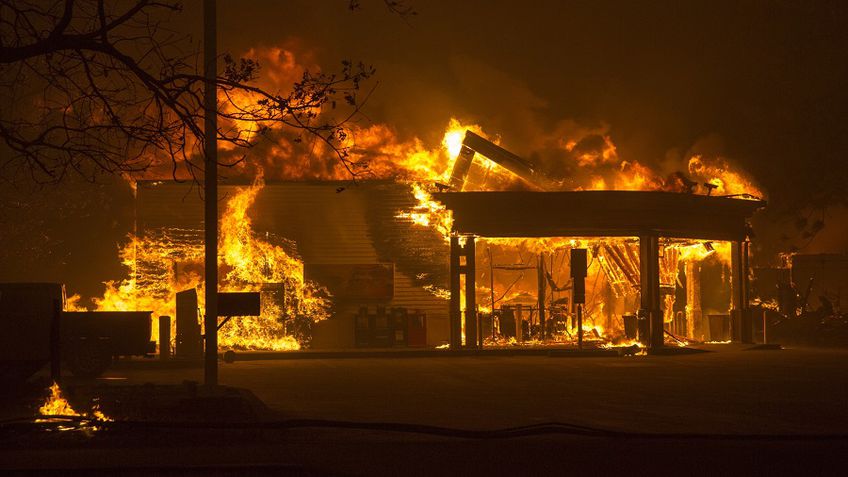 Miško gaisras Šiaurės Kalifornijoje sunaikino praktiškai visą 27 000 gyventojų turintį miestą