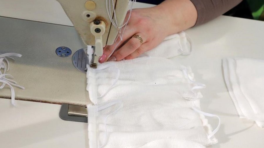 Добровольцы шьют маски из ткани, подаренной фабрикой «Visatex» - В Висагинасе