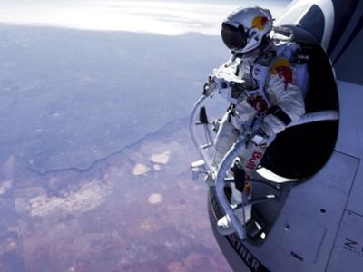 Бесстрашный Феликс спрыгнул на Землю из стратосферы (добавлена ссылка на видео прыжка) - В Мире