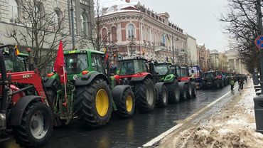 У здания правительства проходит акция протеста фермеров
