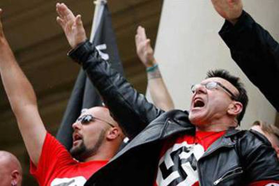 Последователи Гитлера в Германии пытались совершить 88 убийств
                                                                                       - В Мире