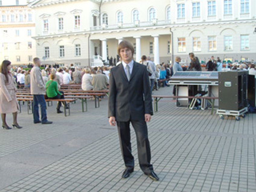 
Максим Погребняк  спел «Карузо» на площади перед президентским дворцом
