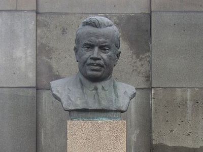 С вильнюсского кладбища похищен бюст Антанаса Снечкуса - Литва и страны Балтии