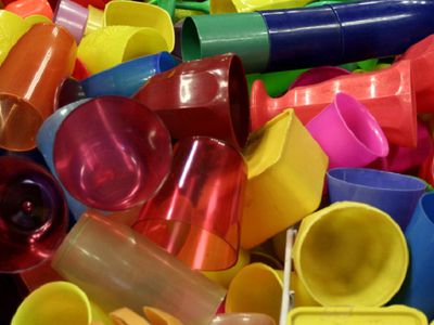 Таллинн отказывается от пластиковой посуды - Литва и страны Балтии