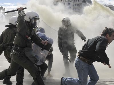 Власти Греции затягивают пояса граждан и не жалеют слезоточивого газа  - В Мире