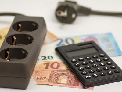 Хорошие новости для части потребителей: цена на электричество продолжает снижаться - Литва и страны Балтии