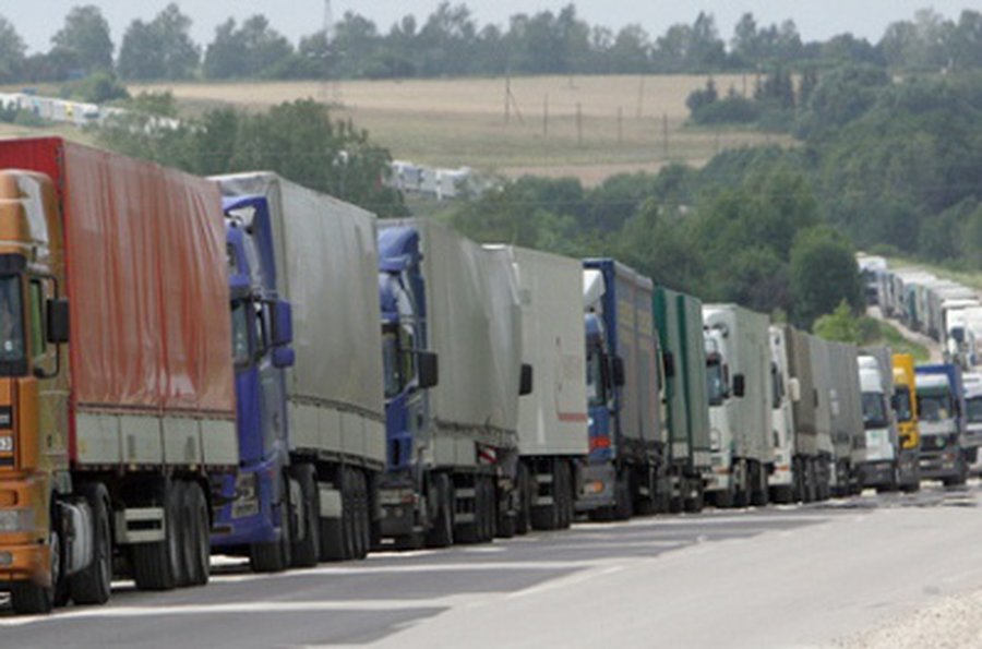 Lietuvos–Lenkijos pasienyje nusidriekė vilkikų eilės - Lietuva ir Baltijos šalys