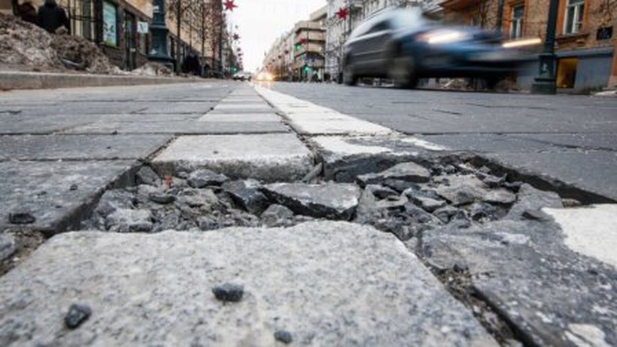 Зима снова портит брусчатку на проспекте Гедиминаса - Литва и страны Балтии