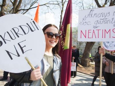 Международный день борьбы с бедностью в Каунасе отметили шествиями протеста и митингом - Литва и страны Балтии