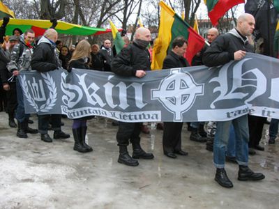 «Вчера — Juden raus, сегодня: Литва — литовцам»: неонацисты все же начали «марш патриотов» в Вильнюсе
                                 - Литва и страны Балтии