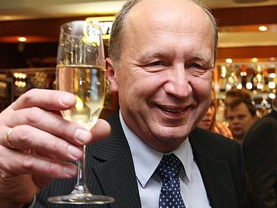 По новому закону литовцы должны платить налоги за ужин у соседа - Литва и страны Балтии