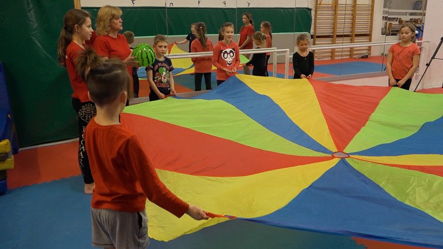 В городе действует проект детской цирковой студии "Akrobalansas" (видео) - В Висагинасе