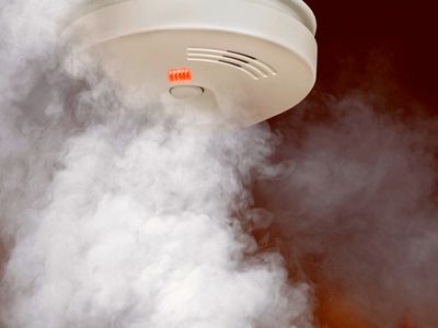 Датчик дыма и бдительные соседи помогли избежать пожара в квартире - В Висагинасе