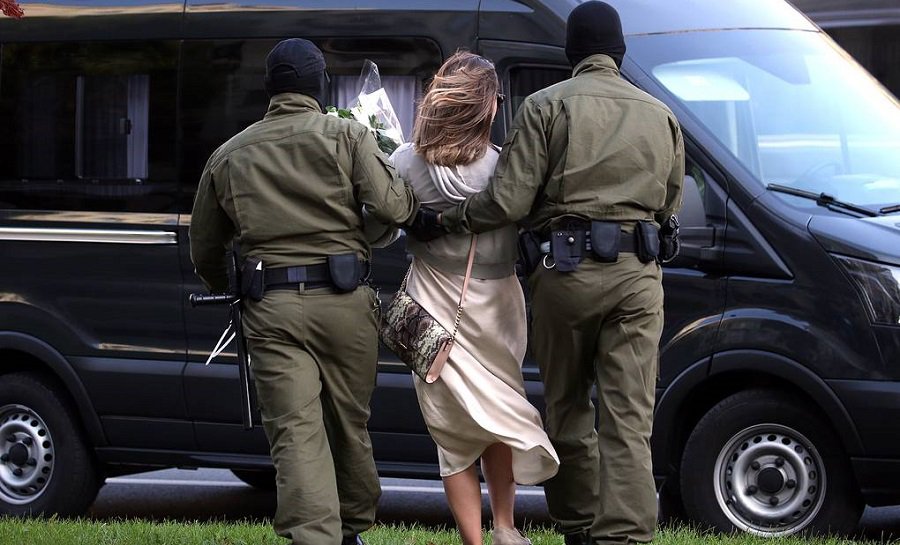 Правозащитники сообщили о более 300 задержанных на протестах в Белоруссии - В Мире