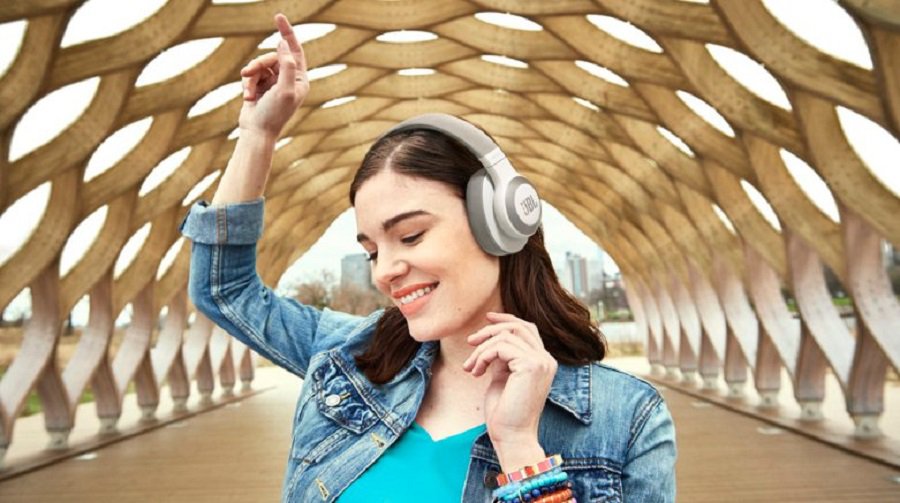 Эксперт рассказал об опасности длительного использования наушников - Наука и здоровье