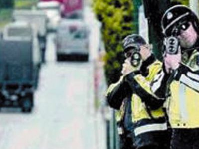 Vairuotojus blaško trumpi kartoninių policininkių sijonai                 - Lietuva ir Baltijos šalys