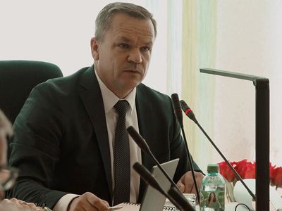 Прокуратура обратилась в суд с исками о взыскании «канцелярских» выплат ещё с трёх висагинских политиков. - В Висагинасе